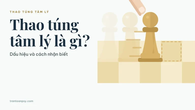 Đồ họa phẳng hình học: một quân cờ vàng cát bị một đầu ngón tay đẩy trượt ngang sang ô bên cạnh trên bàn cờ, cạnh dòng chữ lớn Thao túng tâm lý là gì?