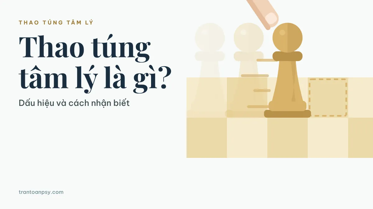Thao túng tâm lý là gì? Dấu hiệu nhận biết và giữ ranh giới 1 Đồ họa phẳng hình học: một quân cờ vàng cát bị một đầu ngón tay đẩy trượt ngang sang ô bên cạnh trên bàn cờ, cạnh dòng chữ lớn Thao túng tâm lý là gì?