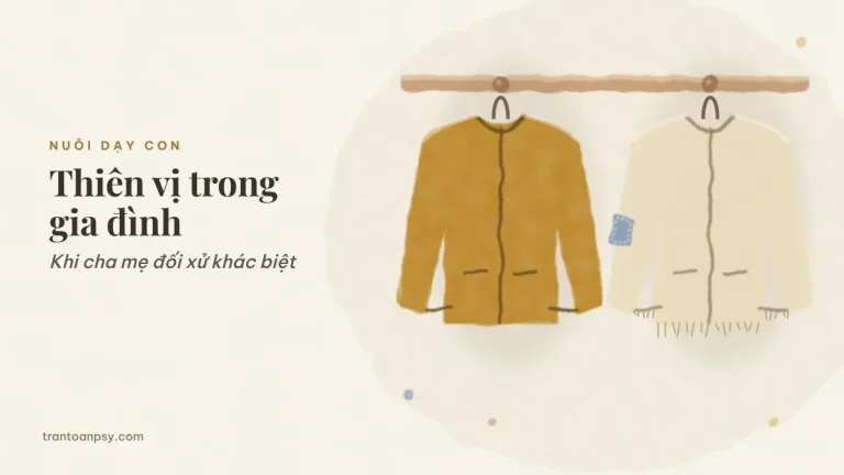Tranh màu nước: hai chiếc áo khoác trẻ em treo trên thanh móc, một chiếc mới đậm màu, một chiếc bạc màu sờn mép có miếng vá ở khuỷu tay; chữ Thiên vị trong gia đình