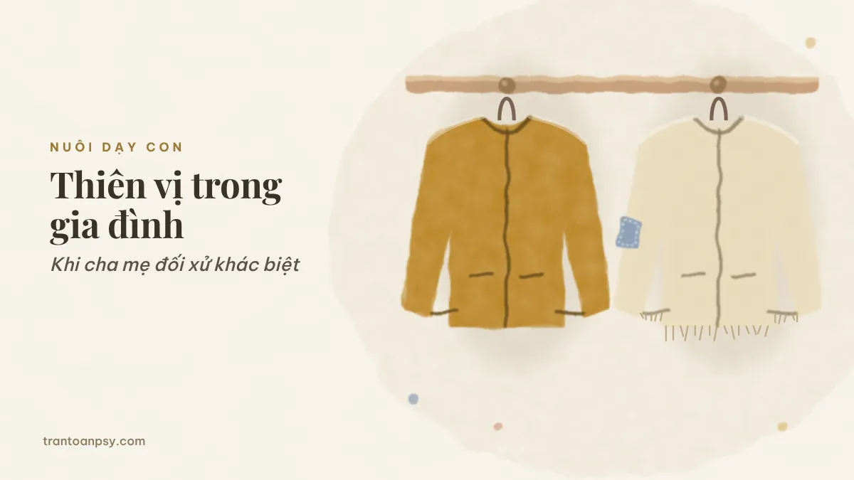 Thiên vị trong gia đình: Cha mẹ đối xử khác biệt ảnh hưởng gì? 1 Tranh màu nước: hai chiếc áo khoác trẻ em treo trên thanh móc, một chiếc mới đậm màu, một chiếc bạc màu sờn mép có miếng vá ở khuỷu tay; chữ Thiên vị trong gia đình