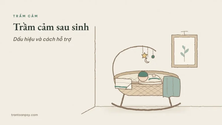 Nét vẽ tay japandi: góc phòng với chiếc nôi tre có em bé quấn chăn nằm trong, đồ chơi treo nôi, tấm chăn mỏng của người lớn vắt trên thành nôi và chiếc khăn sữa gấp dở, bên cạnh khung tranh vẽ một cành lá nhỏ; chữ Trầm cảm sau sinh