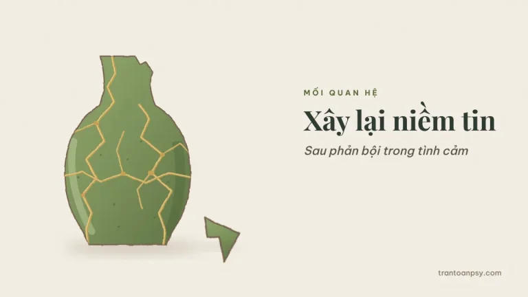 Xây lại niềm tin sau phản bội trong tình cảm: Phục hồi tâm lý 1 Tranh japandi bình gốm vẽ tay màu rêu có các vết nứt gắn bằng đường vàng kiểu kintsugi, đặt một mình giữa nền be, một mảnh vỡ nhỏ còn nằm cạnh chưa gắn; chữ Xây lại niềm tin, Sau phản bội trong tình cảm